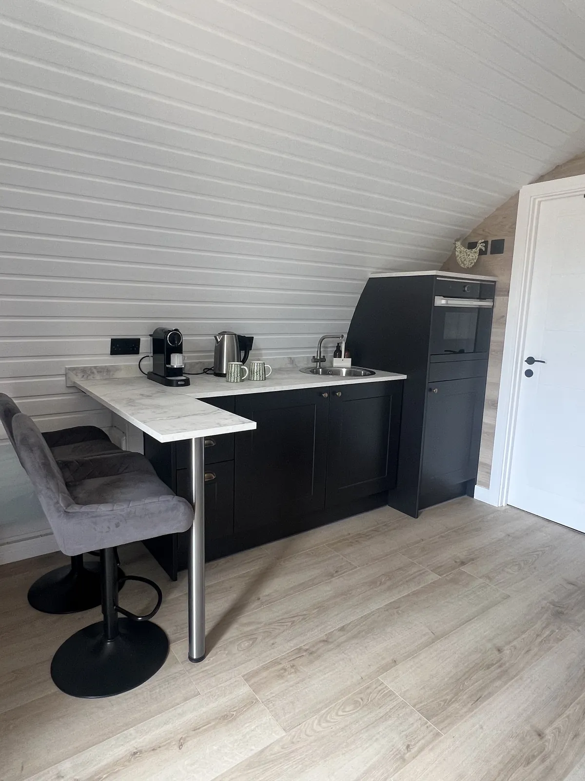 Kitchenette with breakfast bar, sink and oven