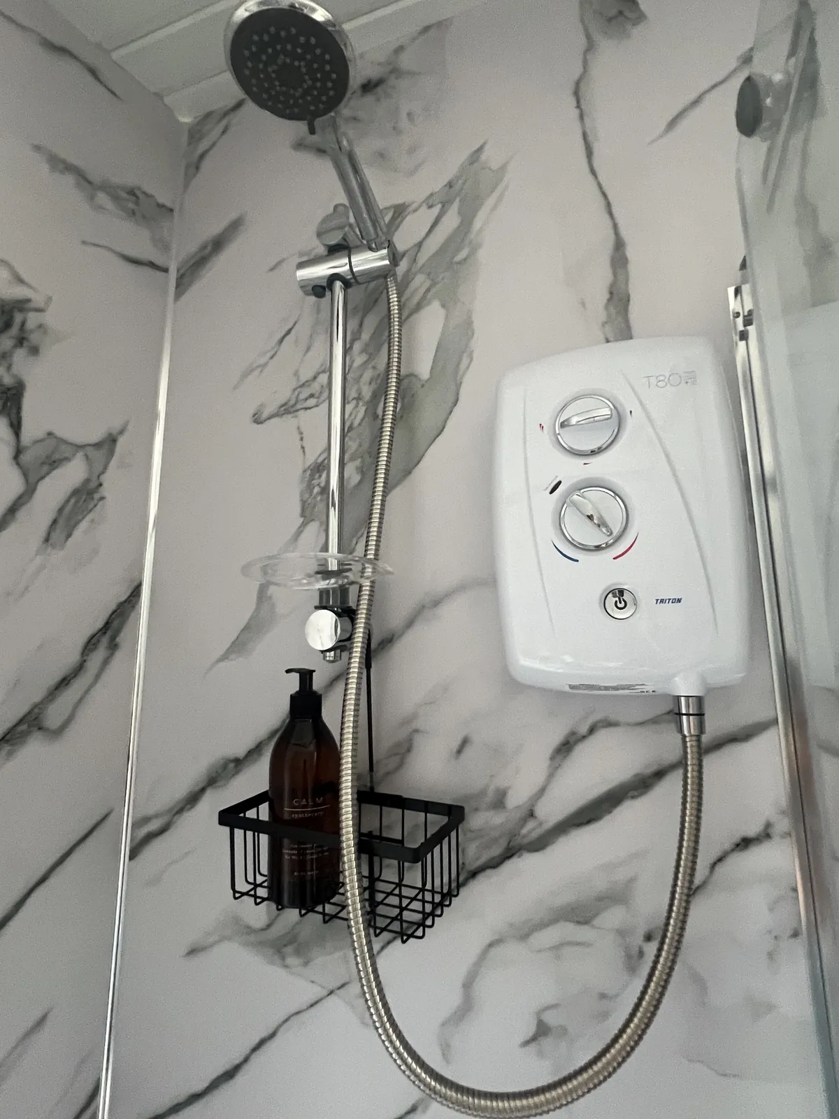 Electric shower with marble-effect walls